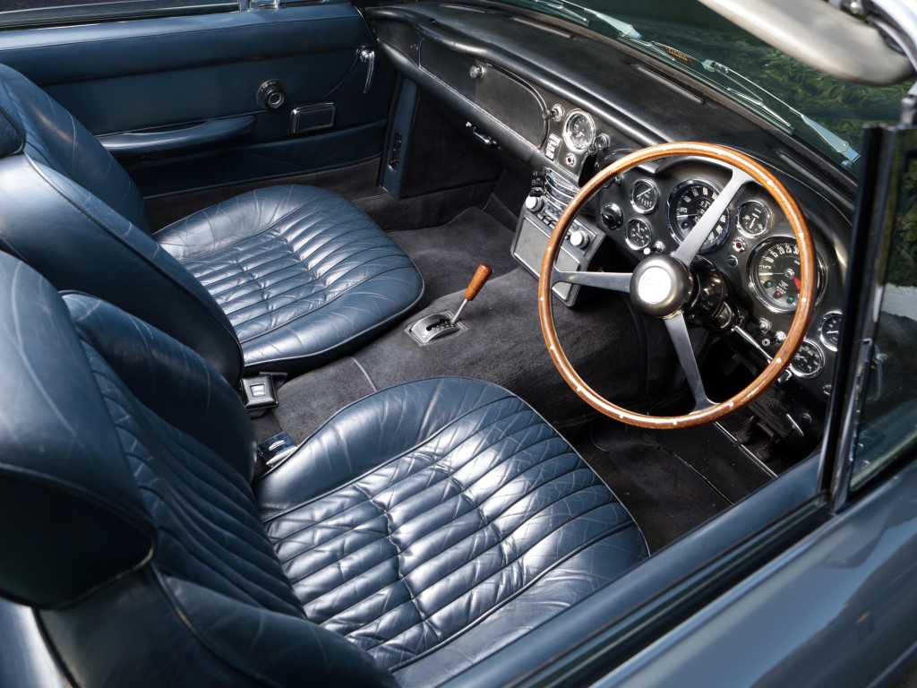 Aston Martin DB6 Volante (Automatic)